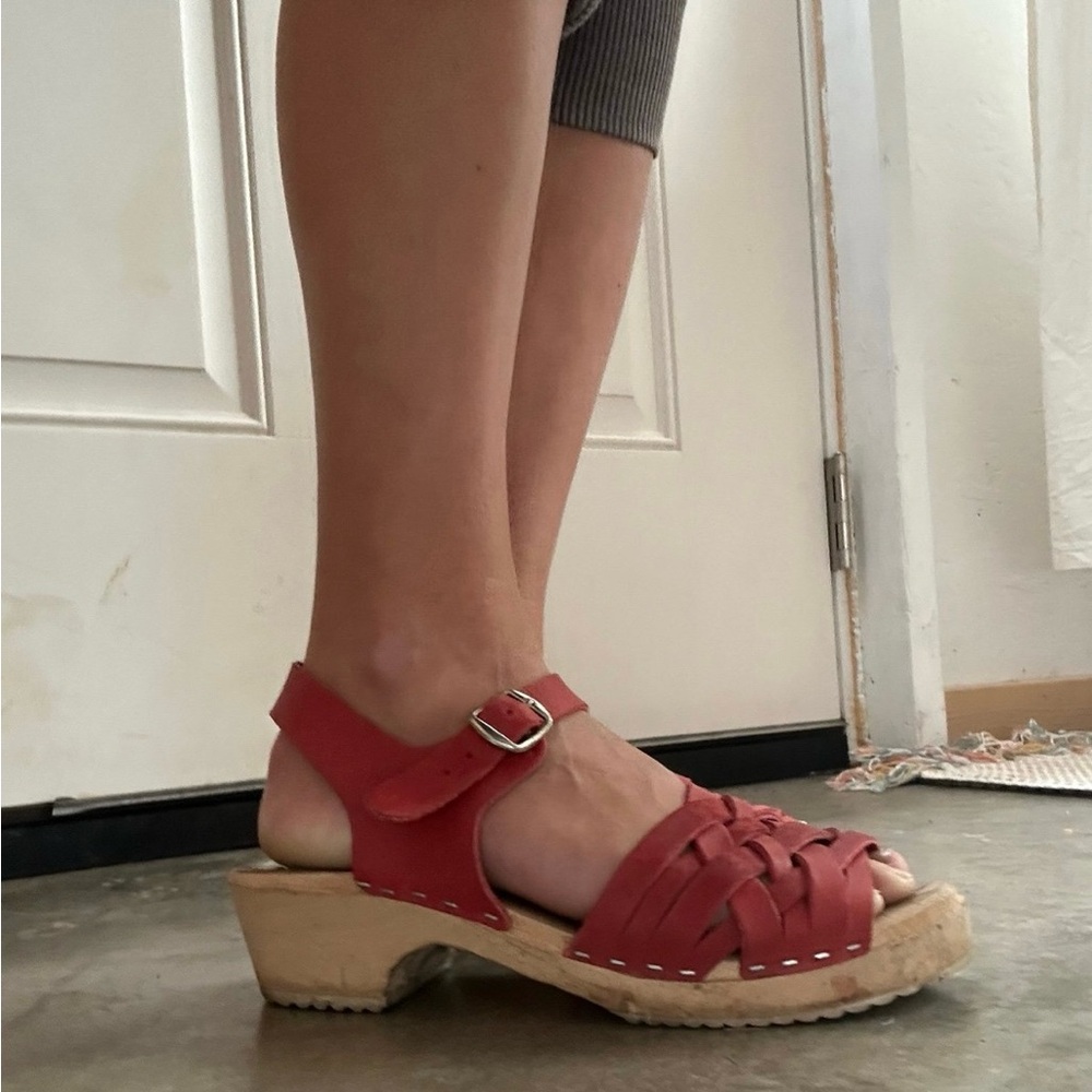 Red Torpatoffeln Swedish Clogs Size 9 (40)